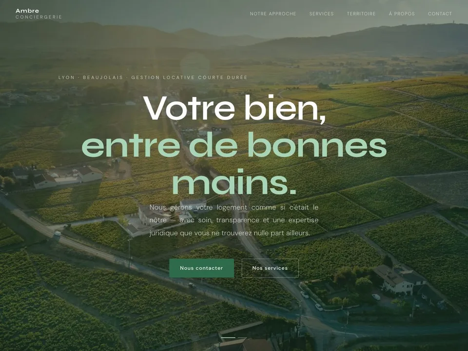 Page d’accueil du site Ambre Conciergerie : une vue aérienne de vignes du Beaujolais et le titre « Votre bien, entre de bonnes mains ».